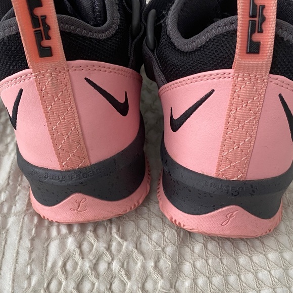 Nike LeBron soldier 13 basketball shoe color black bleached coral size 4 - Picture 2 of 4